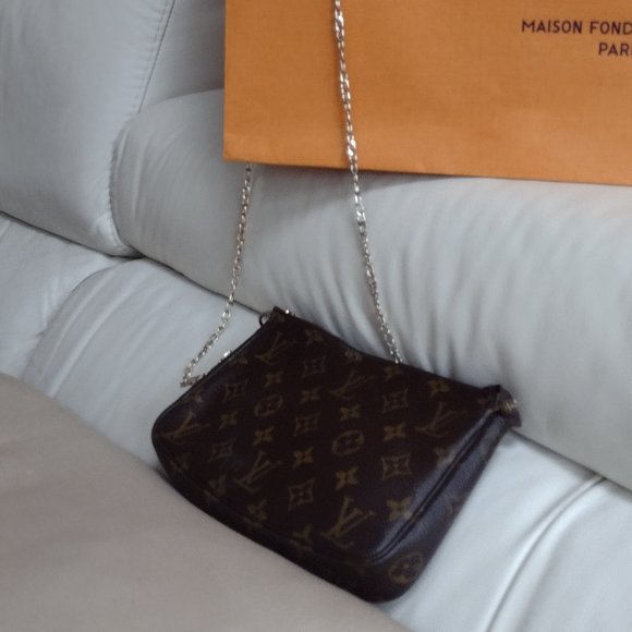 Louis Vuitton Handbags - Louis Vuitton Pochette Accessories Crossbody